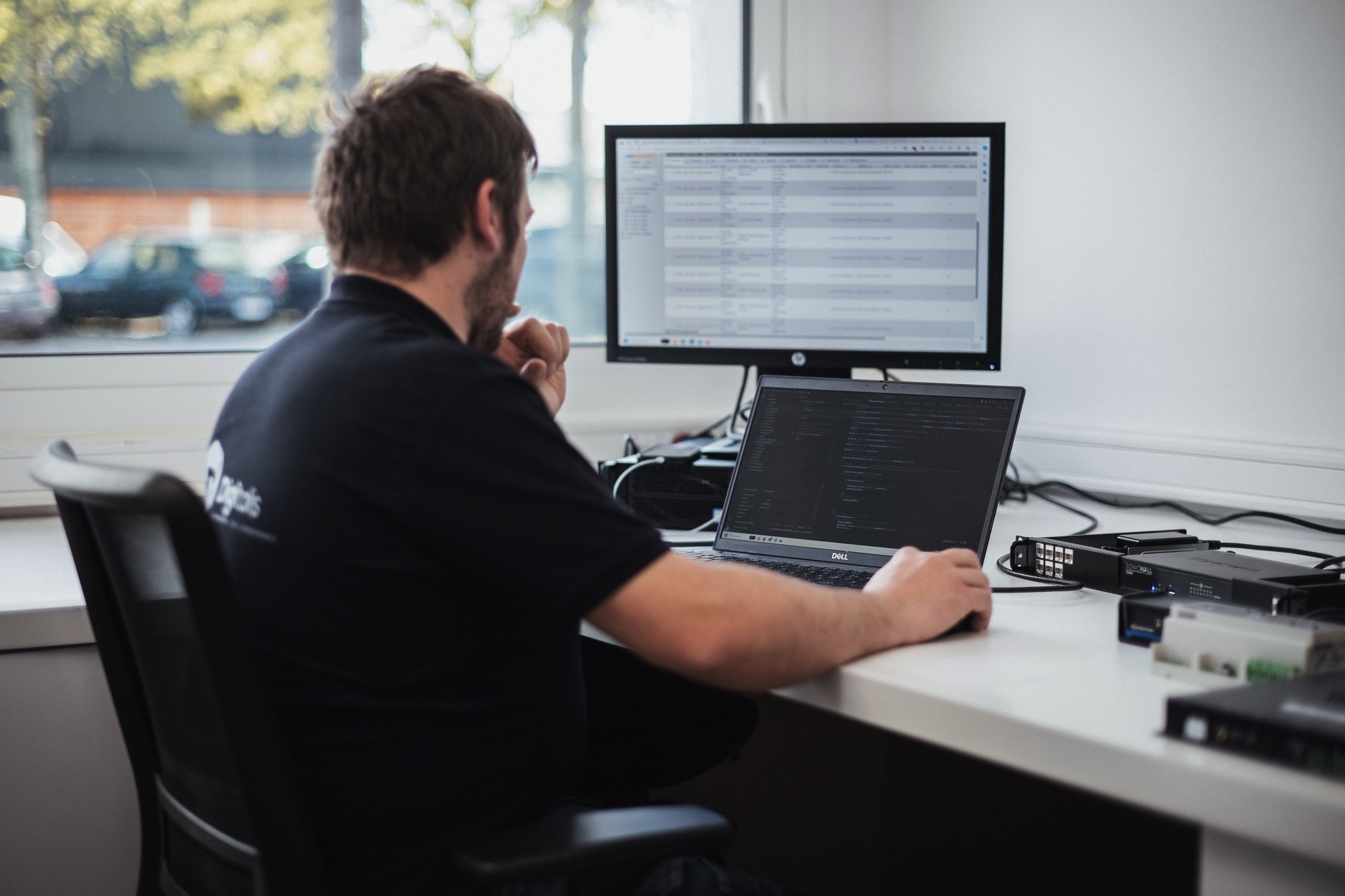 Homme travaillant sur ordinateur au bureau.
