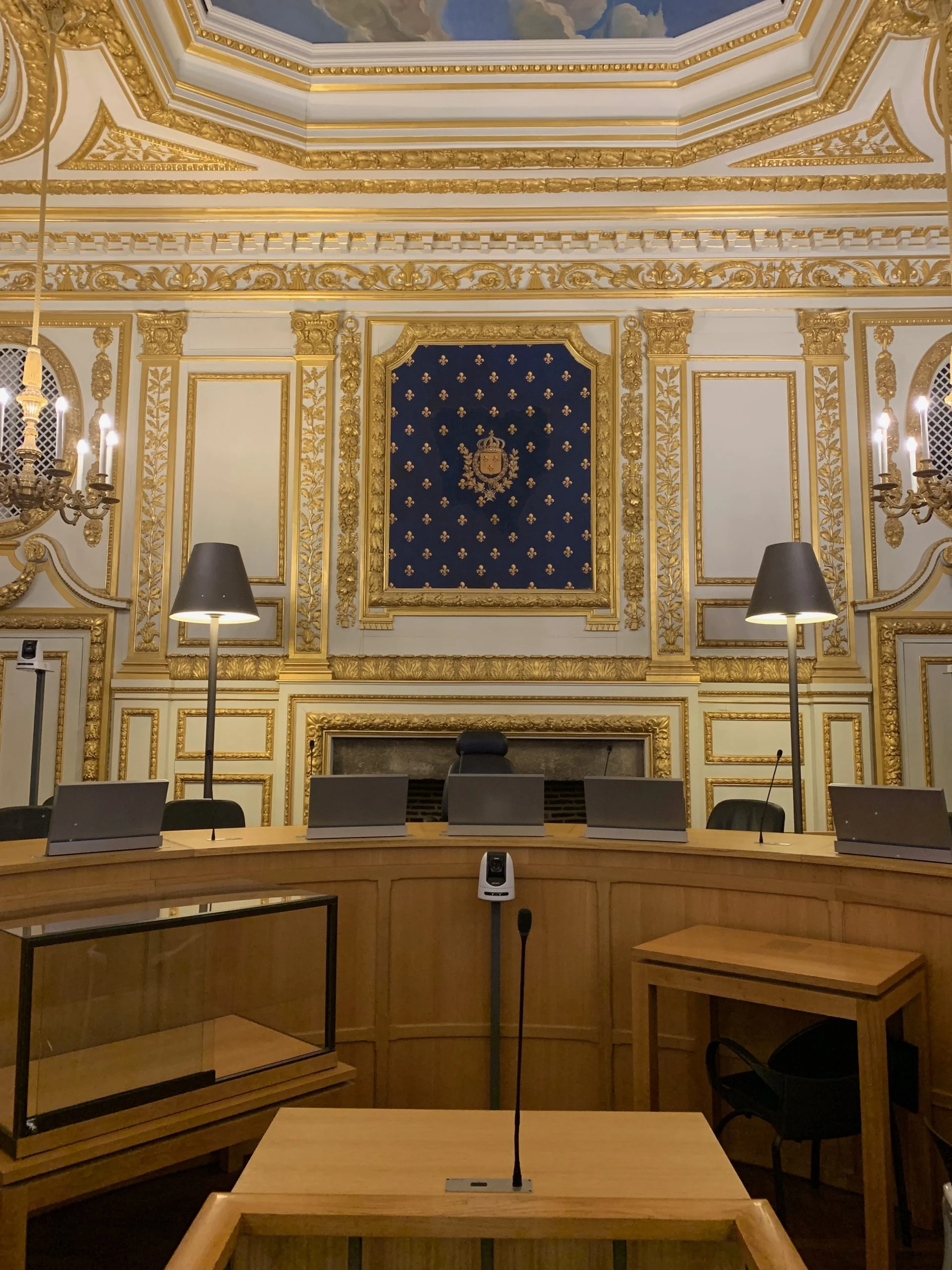Salle ornée, dorures, style classique, bureau de conférence.