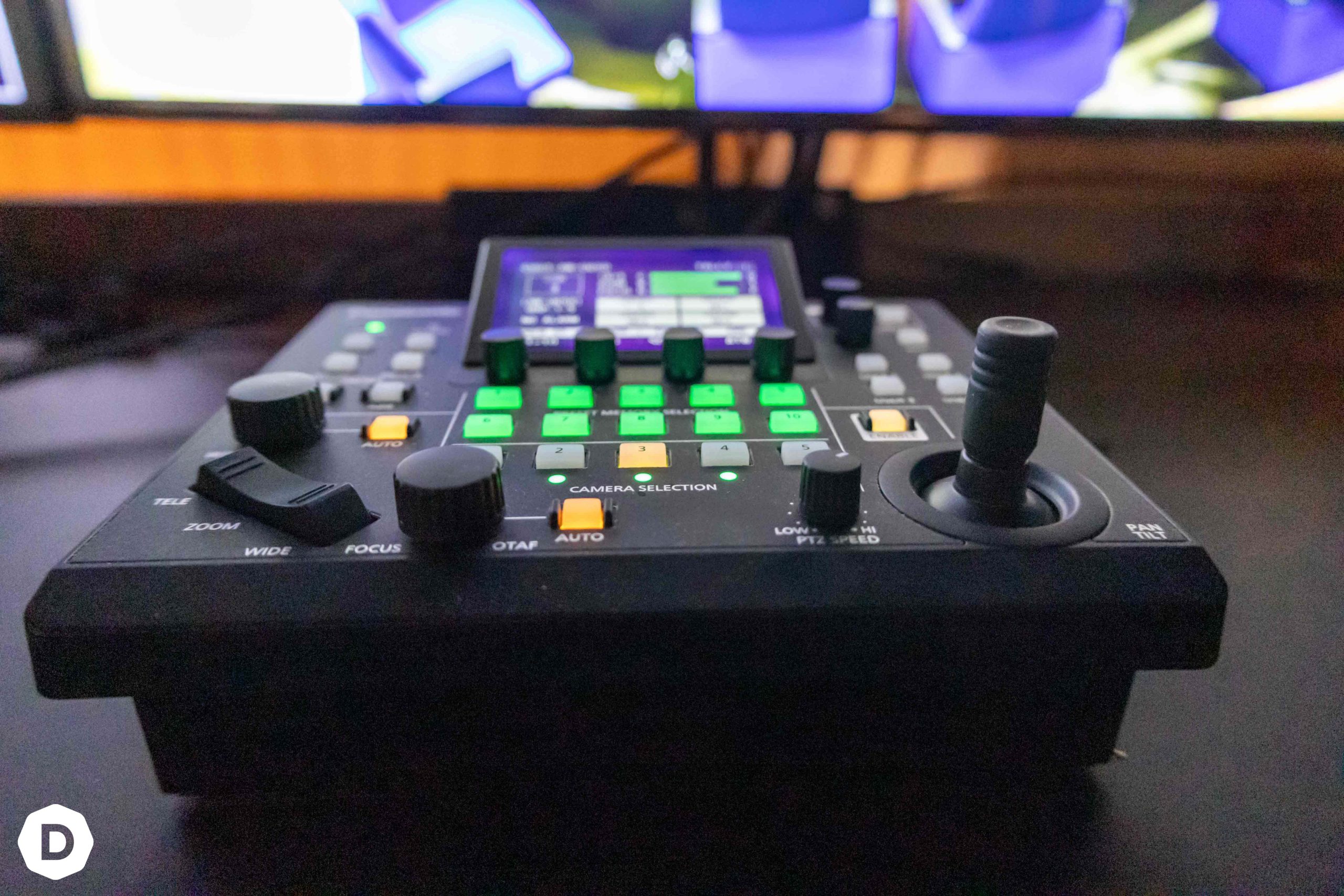 Console de contrôle vidéo multicanaux avec boutons et joystick.