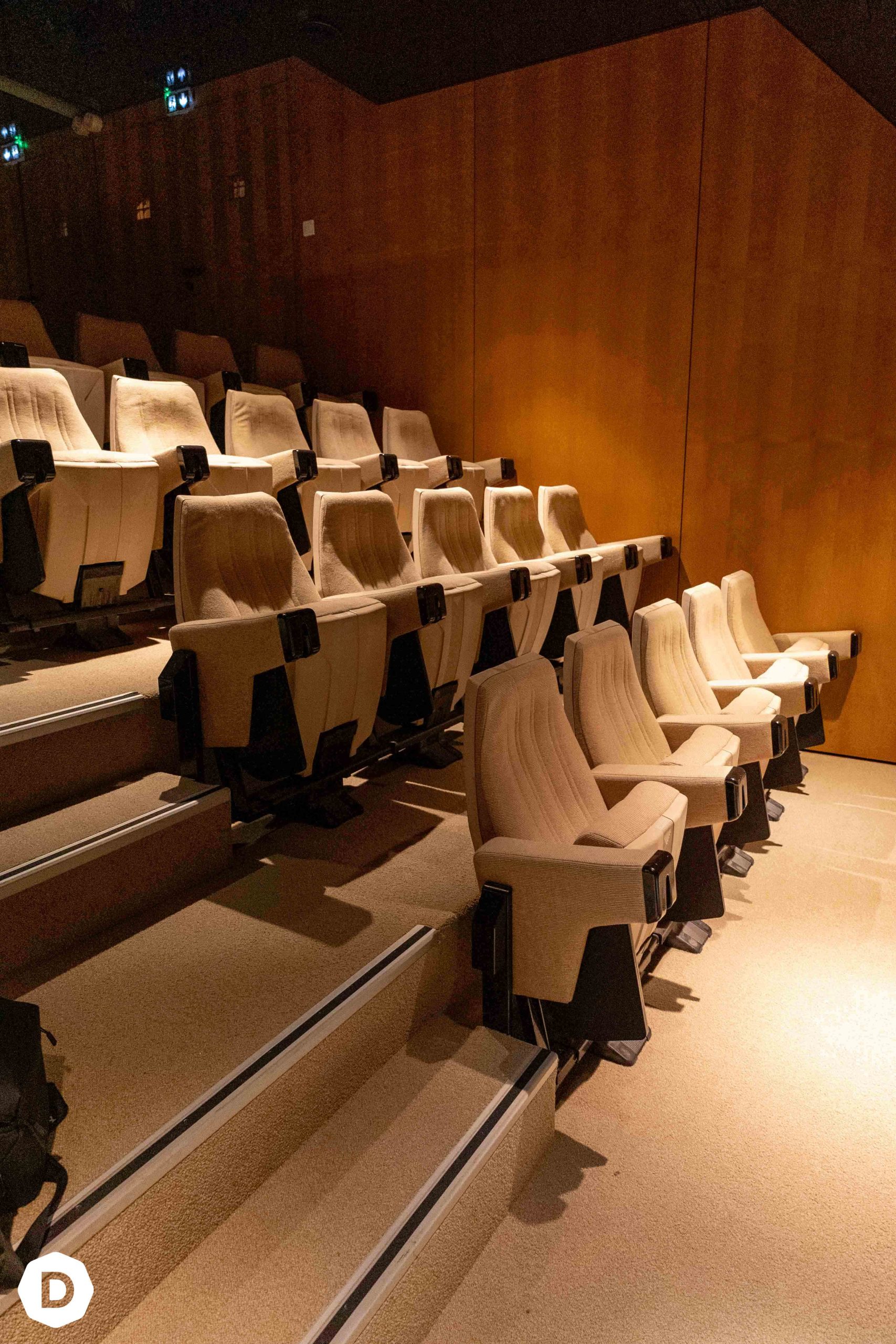 Sièges d'auditorium vides en rangées alignées