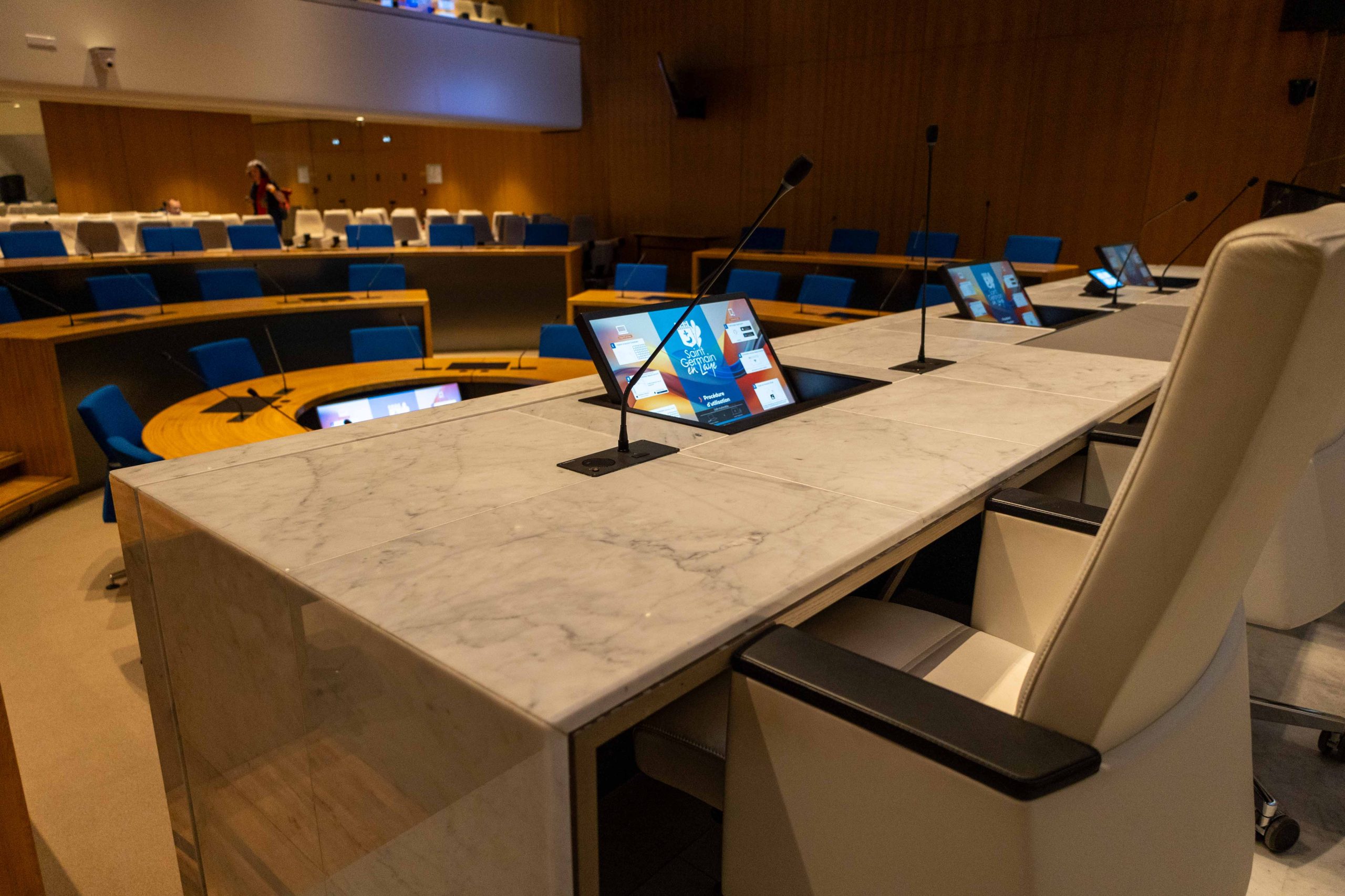 Salle de réunion avec tables et chaises modernes.